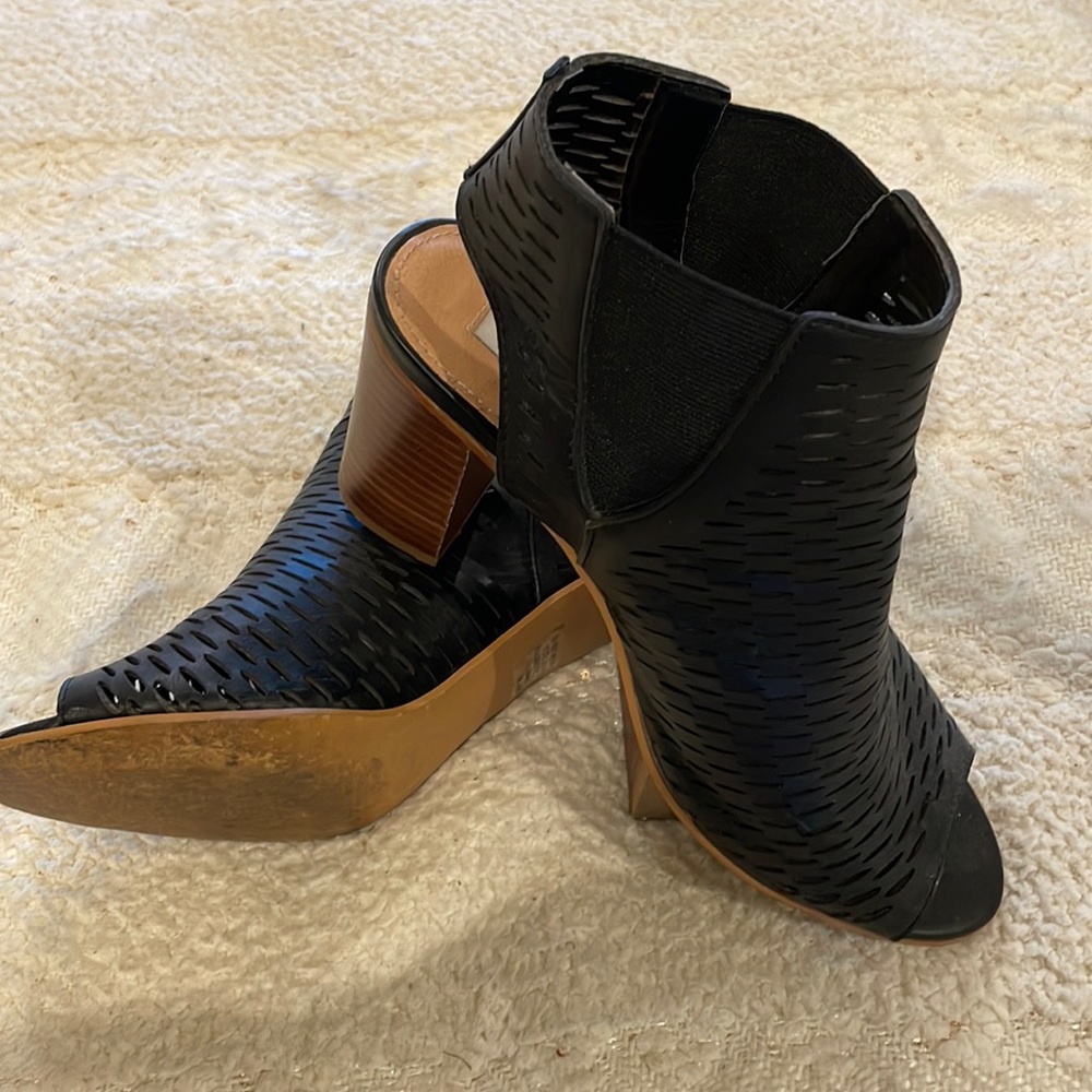 Steve Madden 8m black open toe and heel